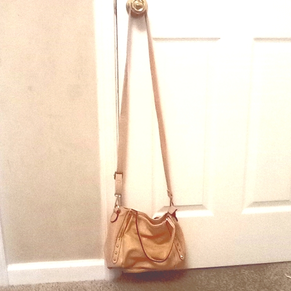 A purse - Picture 1 of 1